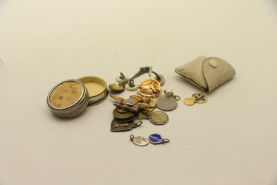 une table blanche sur laquelle sont posés de nombreux objets différents