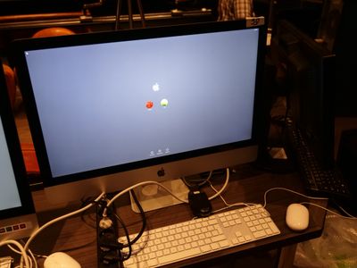 un écran d'ordinateur posé sur un bureau avec un clavier et une souris