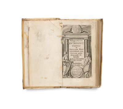 un livre ouvert sur lequel figure le dessin d'un homme tenant une épée