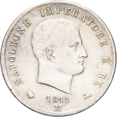 Gros plan sur une pièce de monnaie portant le visage d'un homme