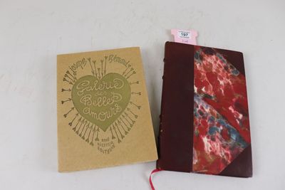 deux livres posés l'un à côté de l'autre sur une table