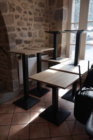 Trois guéridons piètement métallique noir plateau finition chêne ...