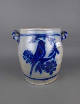 un vase bleu et blanc avec un oiseau dessus