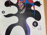une photo d'une affiche représentant un clown, posée sur une table