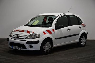 la photo d'une petite voiture blanche garée dans un garage