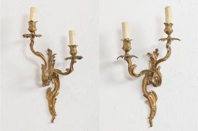 paire d'appliques murales anciennes en laiton avec fleurs et feuilles