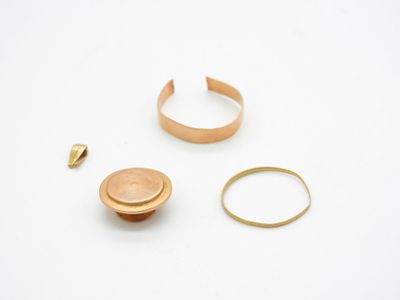 deux bagues en or et une bague en or sur un fond blanc
