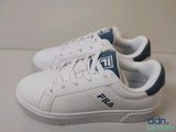 baskets blanches avec des touches de bleu sur un fond blanc
