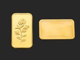 deux lingots d'or, l'un orné d'une rose et l'autre d'une feuille