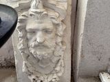 a statue of a man ' s face on the side of a building