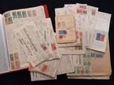 beaucoup de vieilles lettres et d'enveloppes sur la table