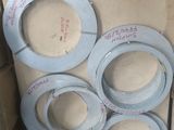 une boîte contenant tout un tas de pièces métalliques de différents types
