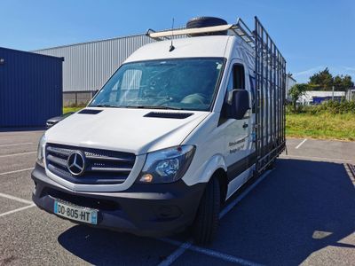 une camionnette blanche garée dans un parking