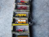 Plusieurs camions miniatures sont alignés en rang sur le sol
