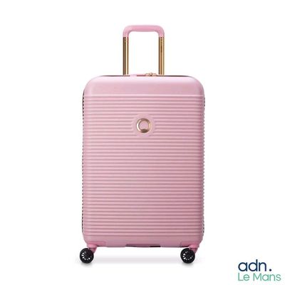 un gros plan d'une valise rose à roulettes sur fond blanc