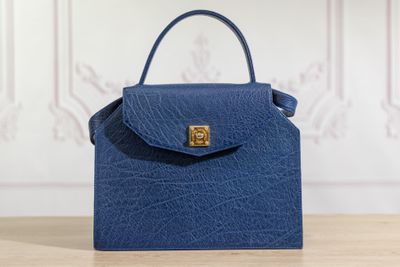 un sac à main bleu posé sur une table en bois