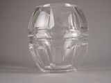 un vase en verre transparent posé sur une surface blanche