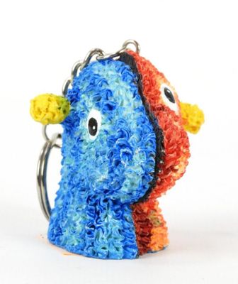 un porte-clés en forme de poisson bleu et rouge