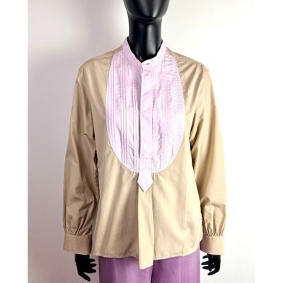 un mannequin vêtu d'une chemise et d'une cravate, posé sur un autre mannequin