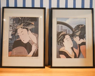 deux reproductions encadrées représentant une femme en kimono assise sur une étagère