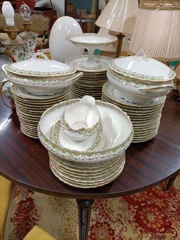 LIMOGES B & Cie. Partie de service en porcelaine blanche à décor 