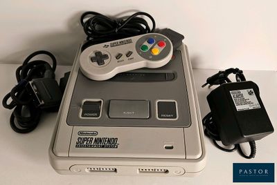 une manette de jeu vidéo posée sur un ordinateur