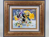 tableau représentant des pensées et d'autres fleurs dans un vase posé sur une table