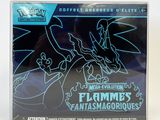 un gros plan d'une carte à collectionner Pokémon posée sur une surface blanche