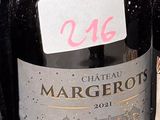 plusieurs bouteilles de vin sont alignées sur une étagère dans un magasin