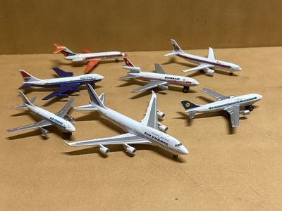 six maquettes d'avions posées sur une table