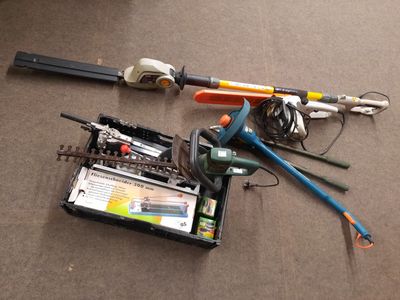 de nombreux outils posés à même le sol