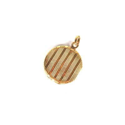 une image représentant un pendentif plaqué or sur fond blanc
