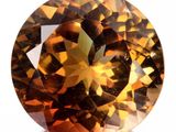 une image montrant un gros plan d'un diamant brun à la main d'une personne