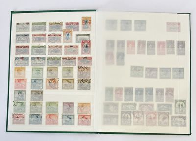 un livre ouvert sur lequel figurent une illustration de timbres et des timbres