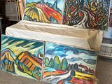 une pile de tableaux empilés les uns sur les autres