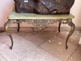 un gros rocher posé sur une petite table