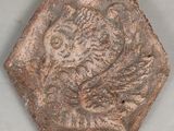 un gros plan d'une vieille pièce de monnaie sur laquelle figure un oiseau