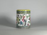 une image représentant un vase blanc et vert orné de fleurs et d'oiseaux