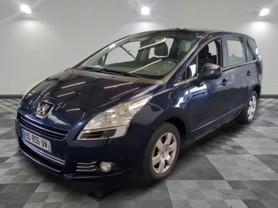 la photo d'une petite voiture bleue garée dans un garage