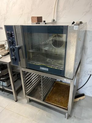 un four posé sur une table dans une pièce