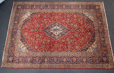 un tapis oriental à motifs rouges et bleus