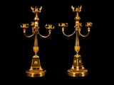 paire de candélabres anciens en laiton avec bougeoirs sur socle