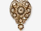 une image représentant une broche ornée d'un motif en forme de cœur
