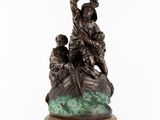 une statue en bronze représentant un homme dans un bateau, posée sur un socle en marbre vert