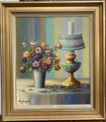 un tableau représentant un vase de fleurs et une lampe posés sur une table