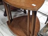 une table posée à même le sol dans un magasin