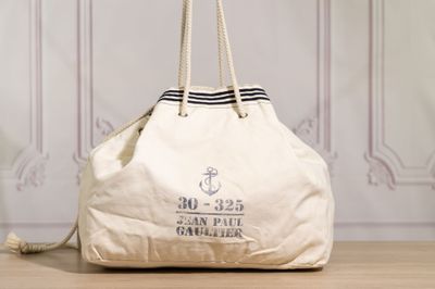 une photo montrant un sac blanc posé sur une table en bois