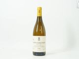 une bouteille de vin posée sur une table