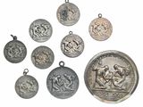 Plusieurs pièces d'argent anciennes sont représentées sur un fond blanc