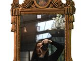 une femme se prenant en photo dans un miroir